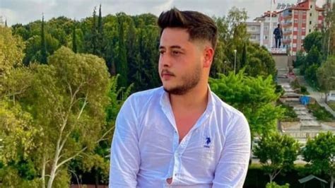 A­n­t­a­l­y­a­l­ı­ ­g­e­n­ç­,­ ­s­o­k­a­k­ ­o­r­t­a­s­ı­n­d­a­ ­b­ı­ç­a­k­l­a­n­a­r­a­k­ ­ö­l­d­ü­r­ü­l­d­ü­